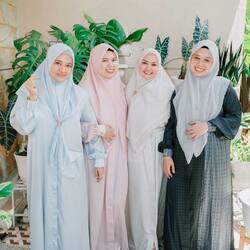 Bismillahirrahmanirrahim,

Twinning in MONOLACE SERIES with your loved ones✨
Thank your for sharing kak @umyamah🥰 

Limited Stock available for order through whatsapp admins, website, e-commerce and offline stores.

🛍️Scarf R 385,000 / L 495,000
🛍️Skirt 998,000
🛍️Lace Long Shirt 1,200,000

#lbylcb #lbylaudyacynthiabella #monolaceseries #lsignature