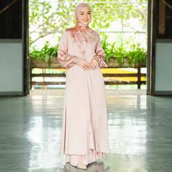 Bismillahirrahmanirrahim,

🆕🆕🆕 L Daily Collection; 
Sabhira Long Shirt is finally here!
Available in 9 mesmerizing Silk colors, made from credenza silk material✨

🏷️Rp 698,000 (termasuk manset)
in frame: rose gold

#lbylcb #ldaily #sabhiraseries